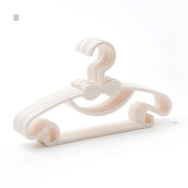5pcs Baby Clothes Racks Portable Plastic Towel Display Scarfs Hangers Windproof Children Coats Hanger Clothing Organizer