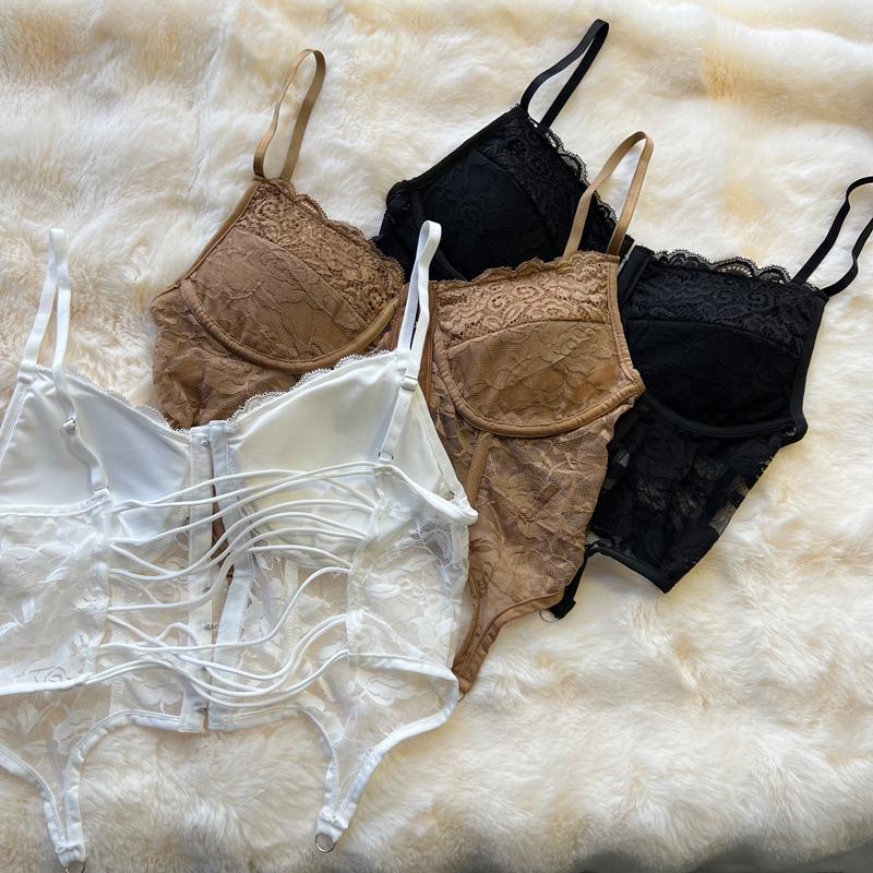 Dámské krajkové háčkované nepravidelné slim tílko na ramínka bez zad s vycpávkami na prsou