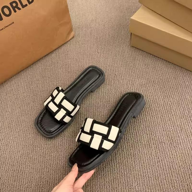 Super fire French flat bottom sandals women's summer wear fashion 2025 new niche high-end feeling going out beach slippers