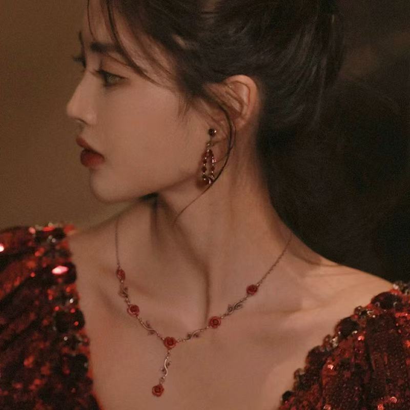 French romantic sexy elegant retro rose flower collarbone chain super fairy temperament girl necklace choker antique