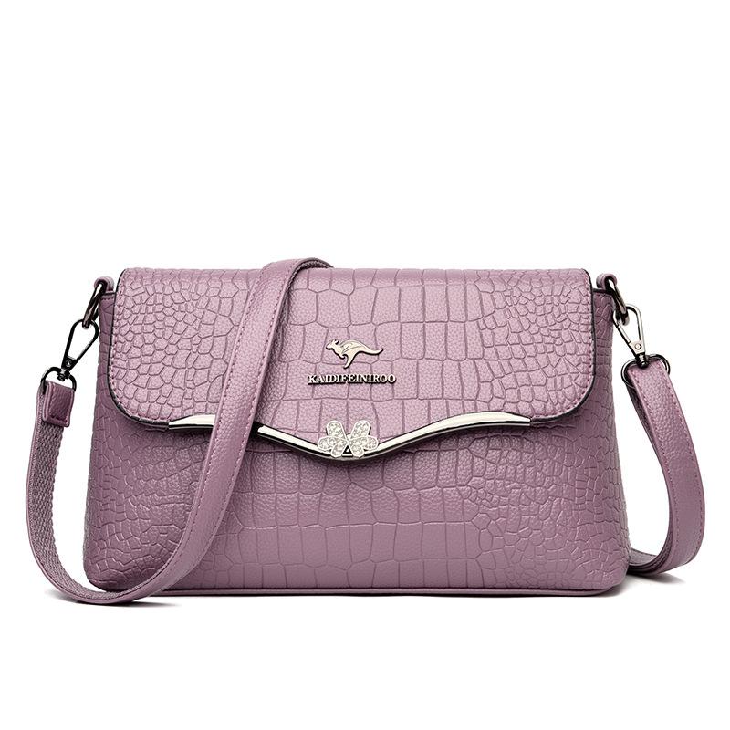 

Модна сумка через плече з принтом крокодила. Маленька квадратна сумка. Сумка для мами фіолетовий