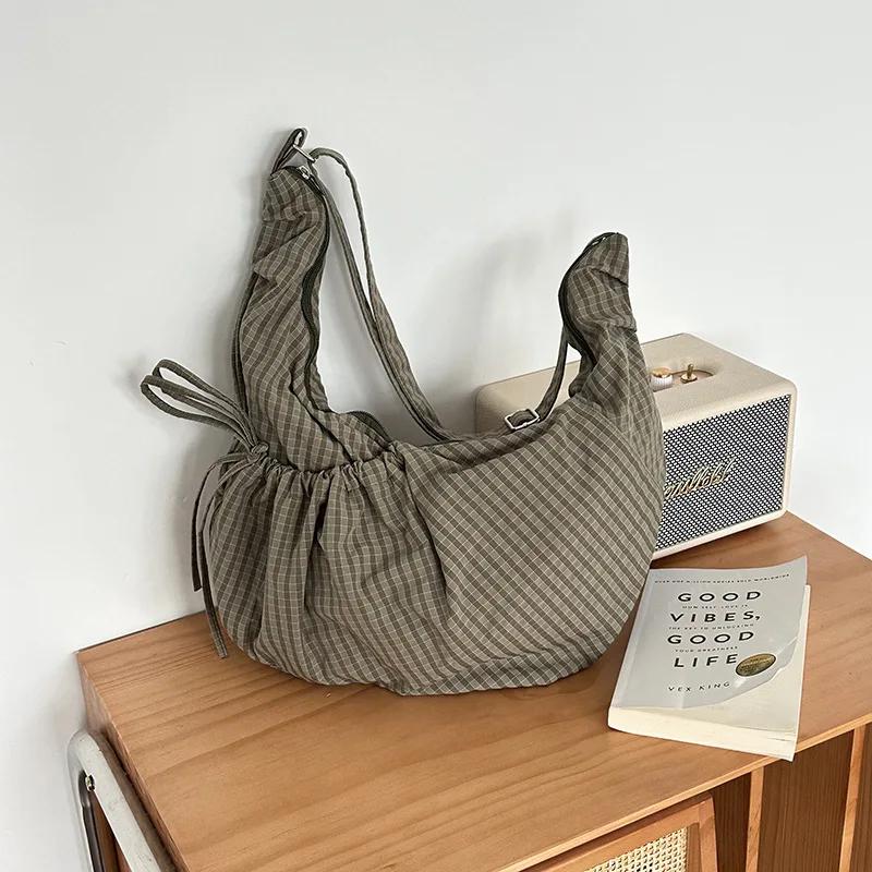 Koreanische Leinwandtasche Fashi Plissierte Karomuster-Tragetasche Kordelzug Lässige Umhängetasche Nyl Pendler-Umhängetasche Reißverschluss Knödeltasche
