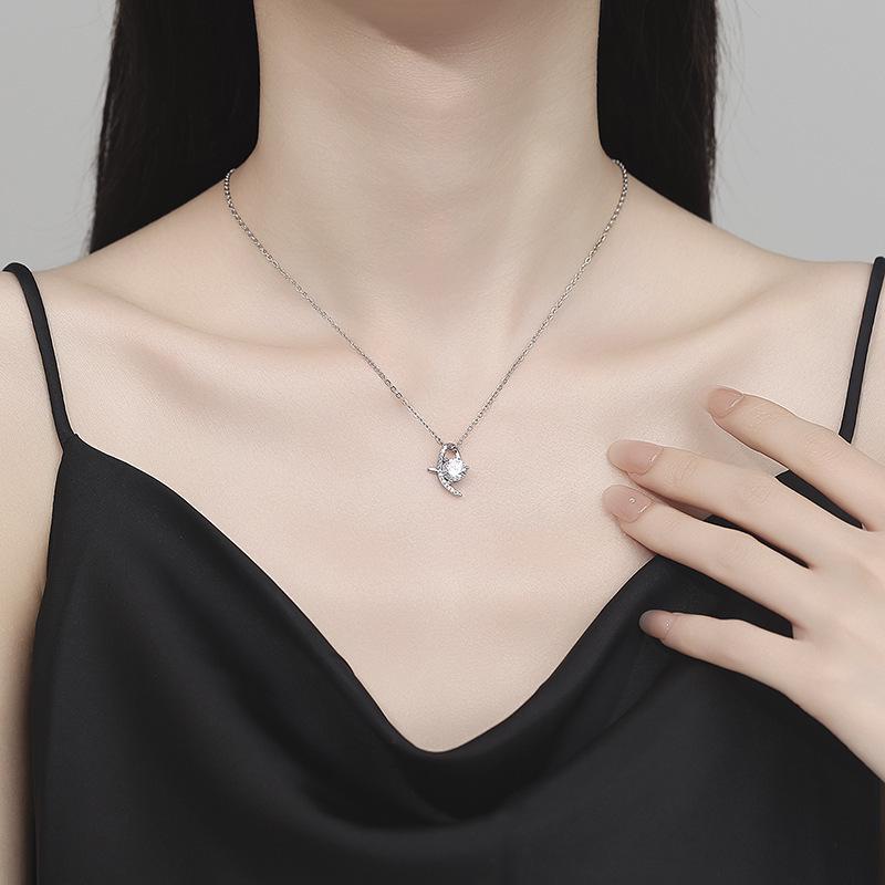 Acht Herzen und Pfeile Zirkon Anhänger Halskette - Damen Leichter Luxus, 1 Karat, Sino-Japanisch Koreanisches Originaldesign