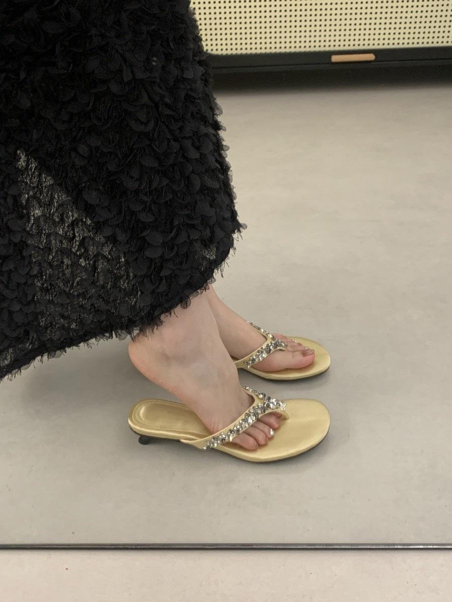 

Нишевые высококлассные шлепанцы с зажимом для пальцев ног для женщин, новые со стразовой цепочкой, красивые пляжные сандалии для женщин 39 жёлтый