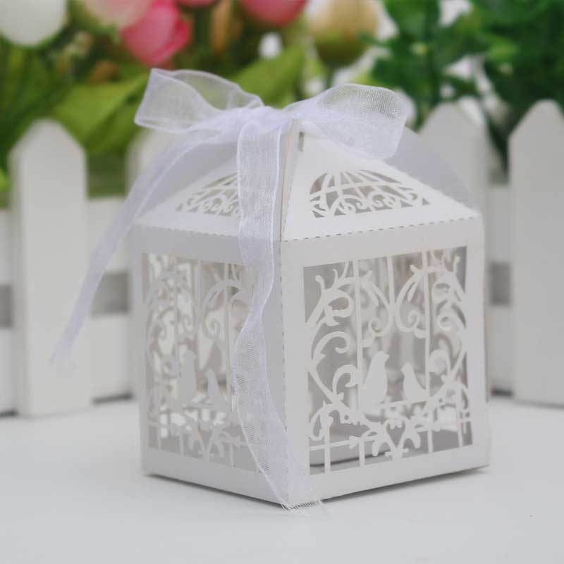 30 50 STÜCKE/llot Laser Cut Braut Bräutigam Hochzeit Süßigkeiten Pralinenschachtel Gäste Geschenkboxen Papierverpackung Babyparty Schokoladenkeksschachtel