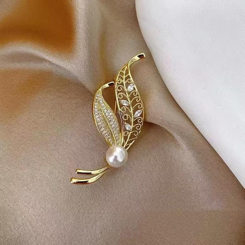 Elegant and Luxurious Imitation Pearl Studded Feather Brooch with Exquisite Design Showcasing Nobility and Dazzling Brilliance