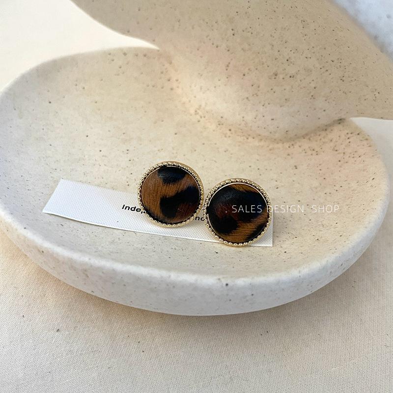 

High-End Leopard Print Metal Button Stud Earrings: Luxurious Autumn/Winter Niche Design for Women