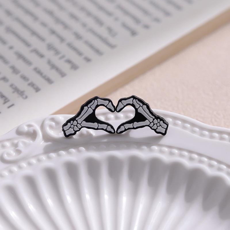 Artistic Alloy Skeleton Heart Gesture Brooch Vintage Cartoon Style For Accessories Trendy