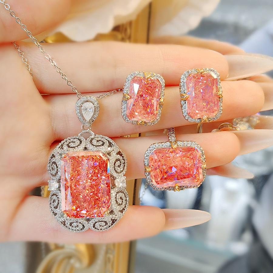 Seiko Übertriebene Farbe Schatz Roter Korund Anhänger Halskette Mode Leichter Luxus Ohrstecker Taubenblut Rot Hochkohlenstoff Diamant Ring Set Damen