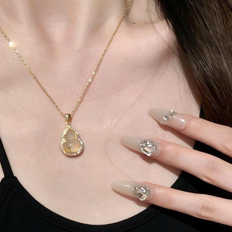 "Golden Branches Jade Leaves" Elegant Chinese-Style Gourd Necklace for Women - Luxurious & Versatile Clavicle Chain