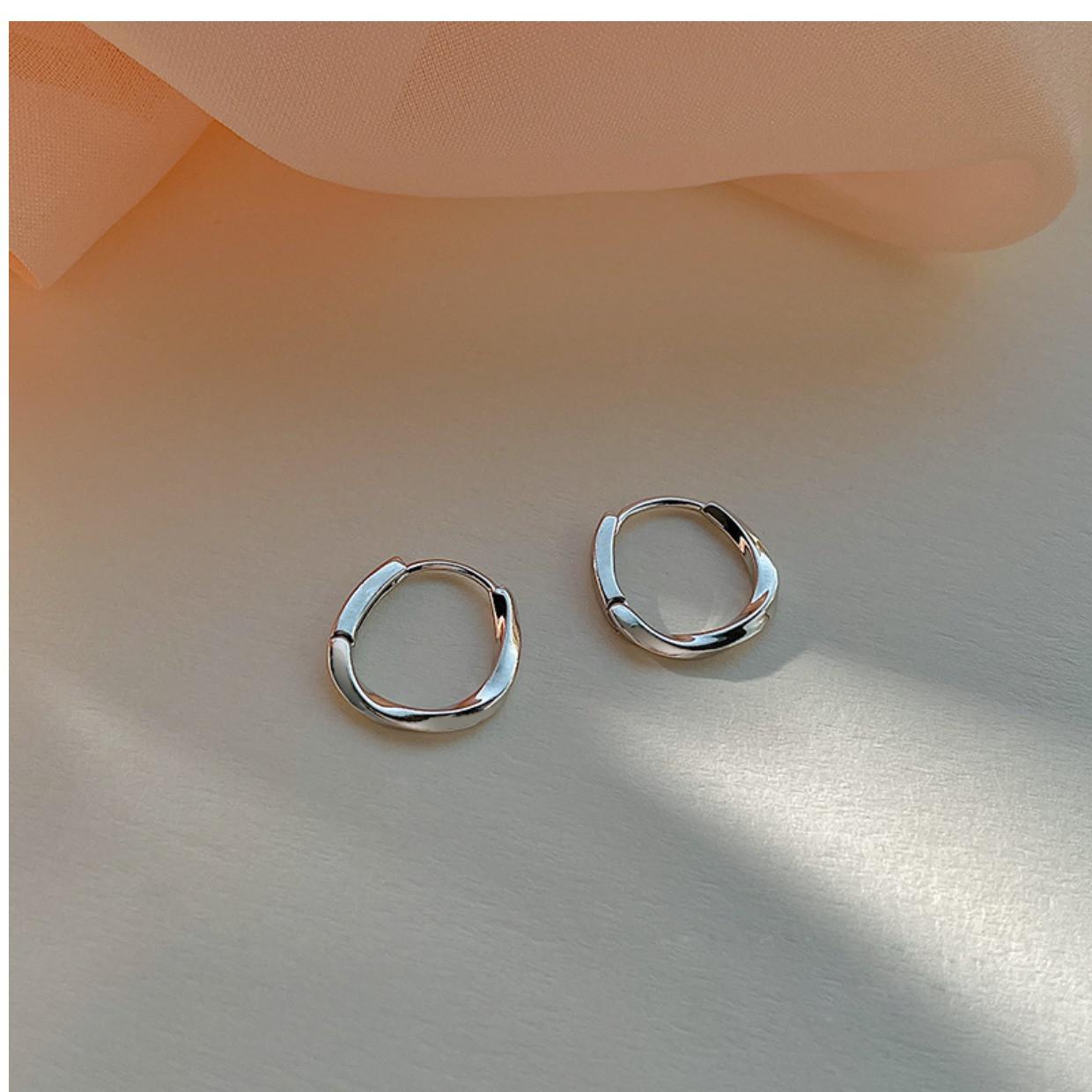 Japanese and Korean simple earrings, minimalist design, niche design, exquisite and small, personalized ear buckles, temperament, earrings, cold wind
