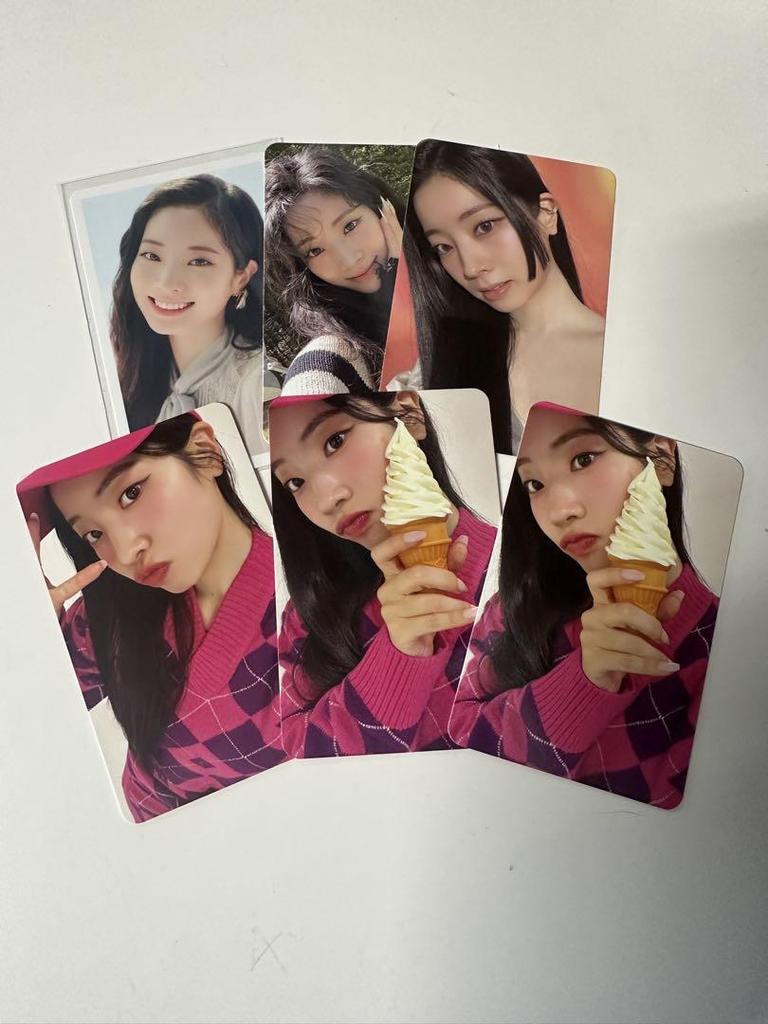 [USED] TWICE Nayeon Jeongyeon Momo Sana Jihyo Mina Dahyun Trading Cards