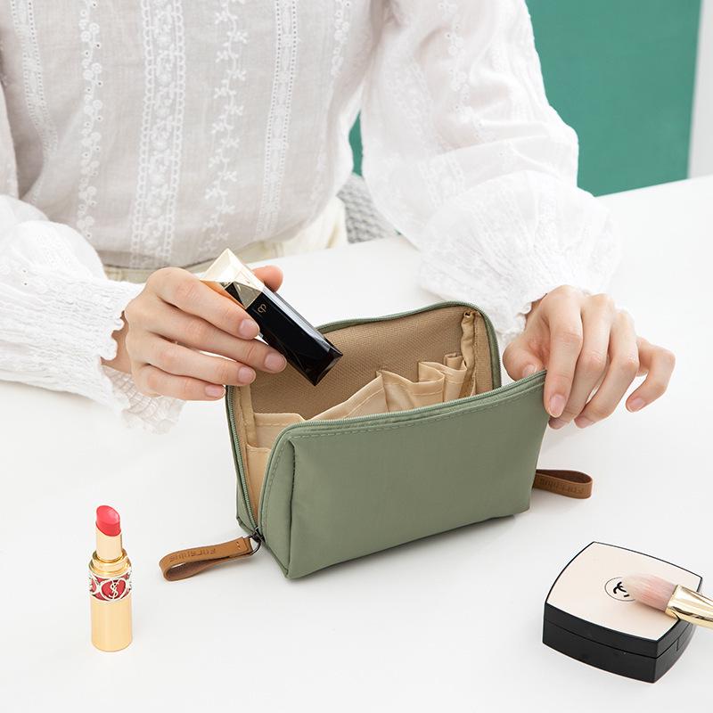 

Compact Travel Makeup and Sanitary Bag: Elegant, Portable Lipstick & Essentials Organizer зелёный