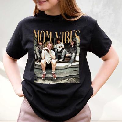 Funny 90s Mom Vibes Graphic T-Shirt, Retro Mom Life Lifestyle Unisex Tee