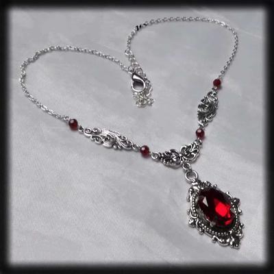 Viktorianischer Tiefroter Ovaler Edelstein Anhänger Exquisites Hohlgeschnitztes Muster Halskette für Frau Halloween Halskette Hexe Schmuck