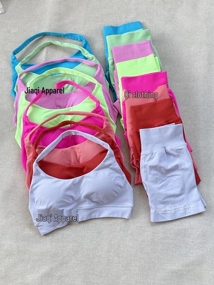 

Spot DFYNE High Elastic Seamless Yoga Set: Halter Neck Bra & Shorts L