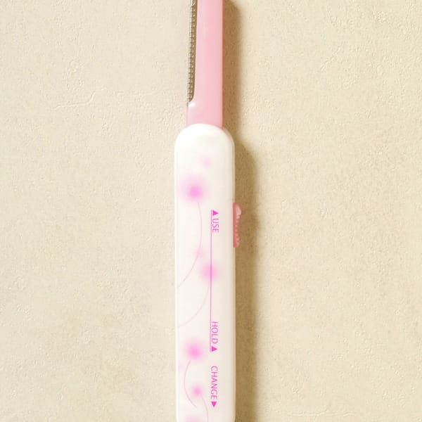 Aparat de ras pentru sprâncene Shy Pocket 1 buc. + Rezervă