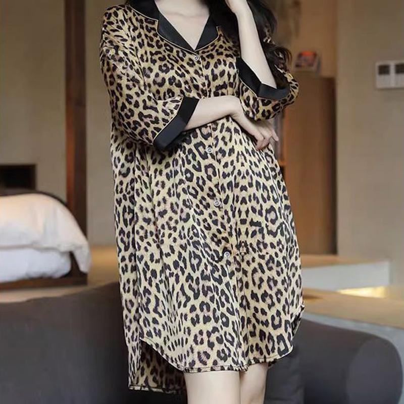 Pyjamarock für Damen im Sommer, dünner Eisseidenpyjama, lockerer Hemdrock mit Leopardenmuster, kann als Oberbekleidung für zu Hause getragen werden