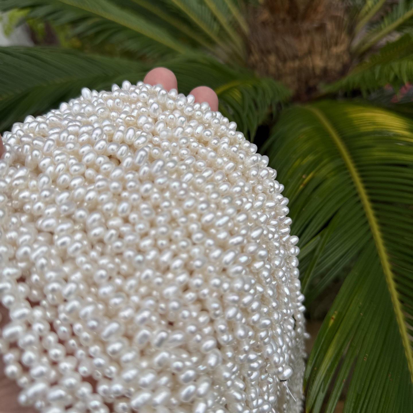 

Натуральні прісноводні намистини у формі рису 4-5 мм з дрібними дефектами та дизайном з двома-вісьма отворами для виготовлення прикрас своїми руками. 4-5mm білий