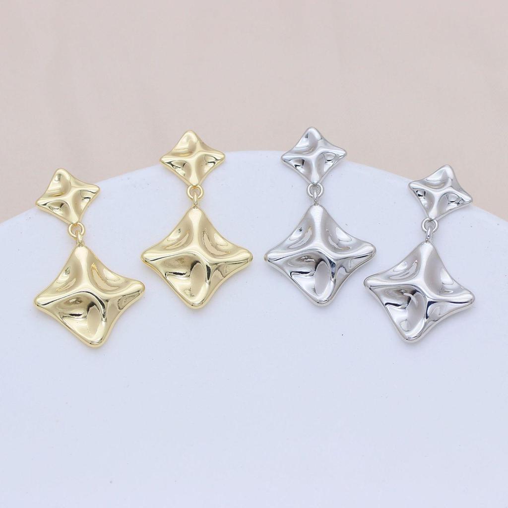 S925 Silbernadel Geometrische Quadratische Plissierte Hängeohrringe – Goldlegierung, Farberhaltend, Leichter Luxus für Damen.