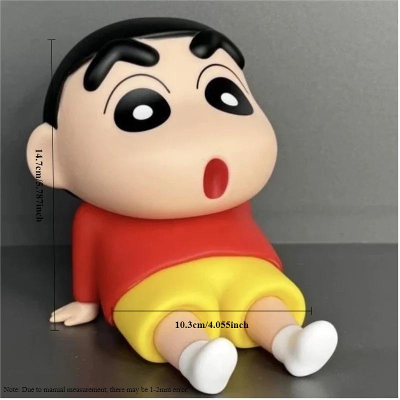 Supporto per Telefono Crayon Shin-Chan, Ornamenti da Scrivania Kawaii Anime, Cartone Animato Guardare la TV, Supporto per Telefono Bambola Carina Decorazioni Giocattoli Regali