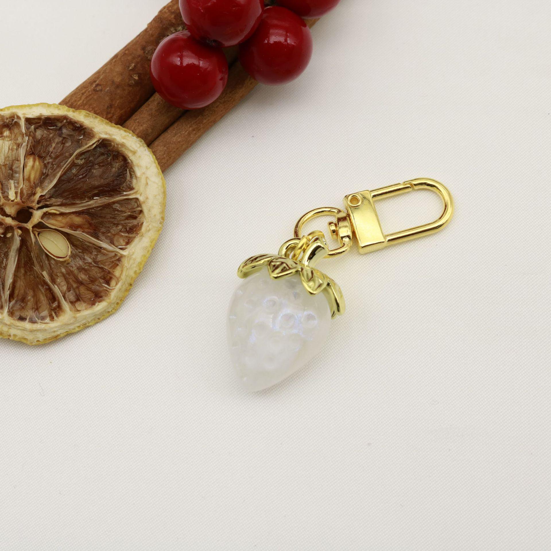 Strawberry Heart Keychain: Cute Resin Strawberry Bag and Wallet Charm белый