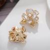 Broche Flor Camélia Esmalte Branco da Moda Para Mulheres Elegante Contas de Pérola de Imitação Borla Alfinetes de Lapela Insígnia de Planta Joias