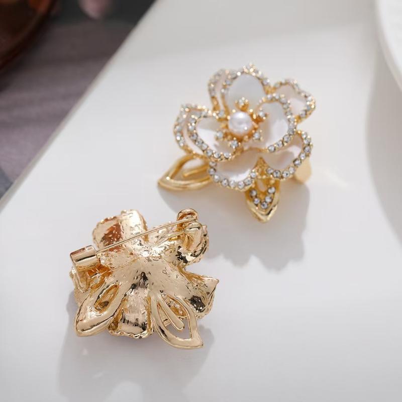 Broche Flor Camélia Esmalte Branco da Moda Para Mulheres Elegante Contas de Pérola de Imitação Borla Alfinetes de Lapela Insígnia de Planta Joias