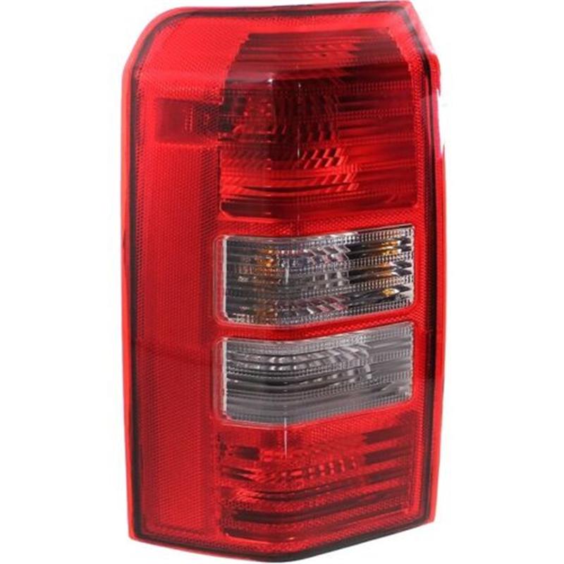 Rear Tail Light Assembly With Halogen Bulb Brake Reverse Stop Lamp for Jeep Patriot 2007 2008 2009 2010 2011 2012 2013-2018
