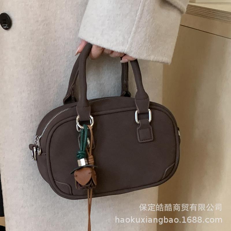 Hand bag women's 2025 new trendy autumn and winter light luxury niche high-end shoulder bag commuter messenger small square bag
