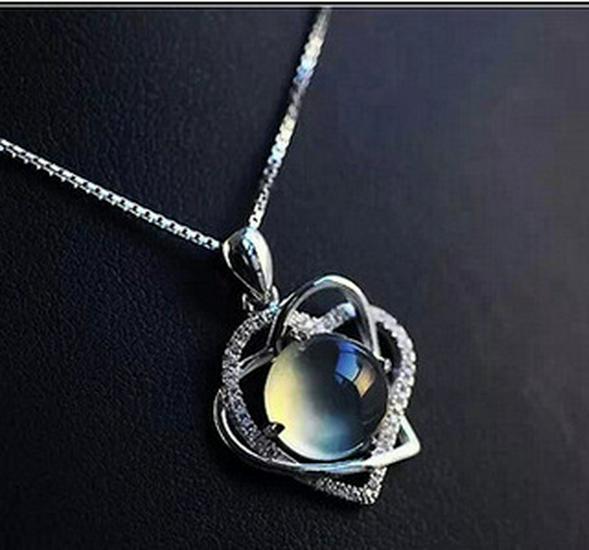 Japanese & Korean Fashion Pink Crystal Women's Clavicle Necklace with Rose Quartz Pendant.