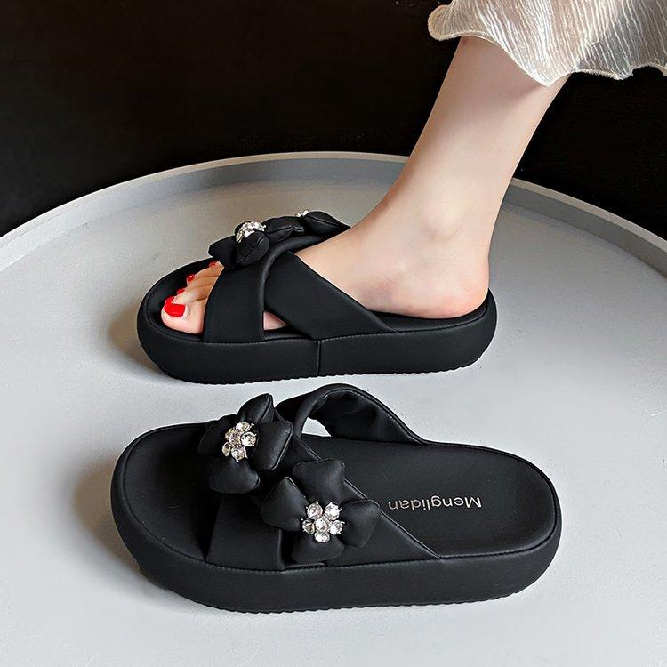 

Крутые тапочки женская летняя одежда 2024 года новые с толстой подошвой легкие кексы с мягкой подошвой пляжные сандалии для беременных женщин мода одно слово перетаскивание 35 чёрный