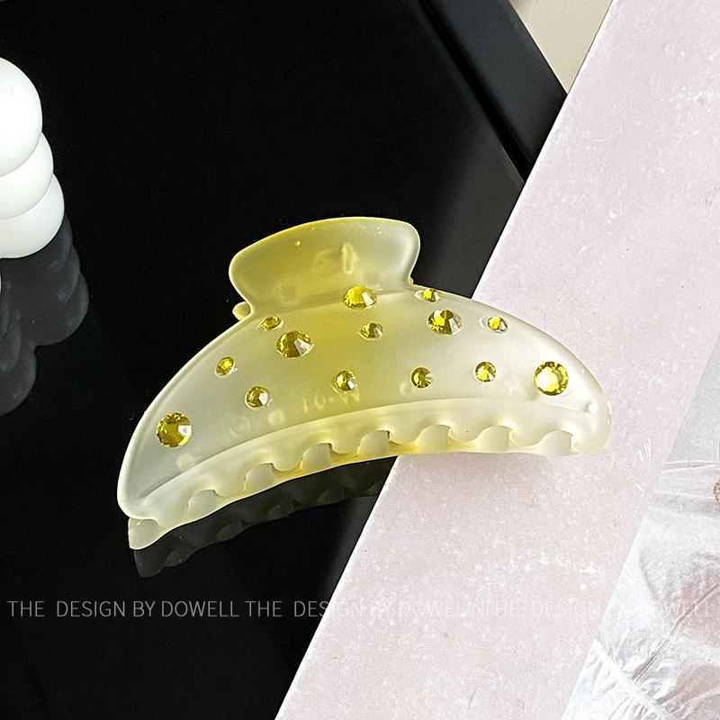 Beautifully Plastic Crafted Hair Claw Clips With Elegant Shapes And Vibrant Colors For Every Hairstyle Needs