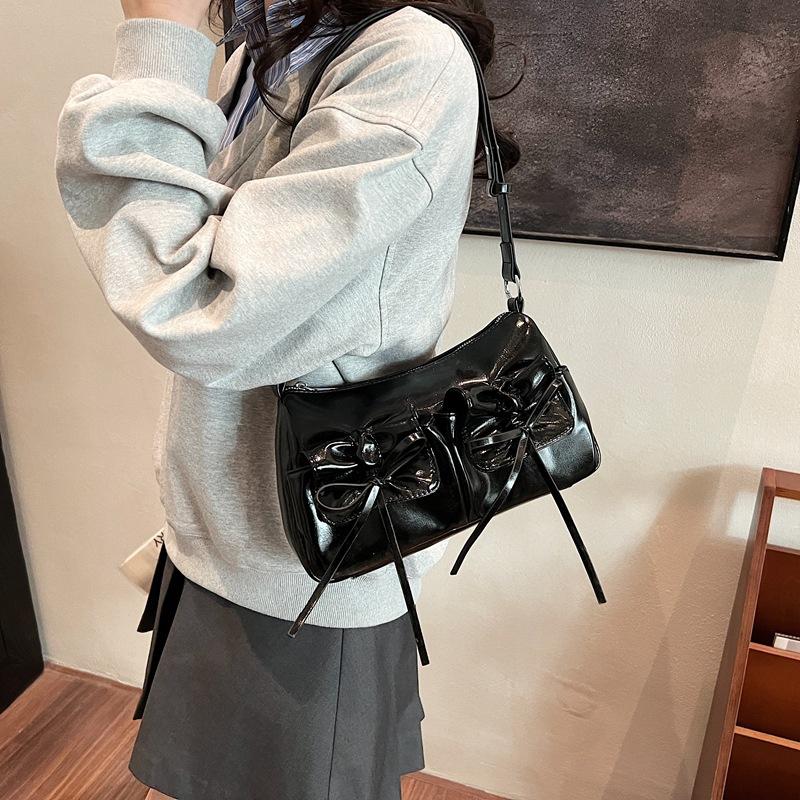 Large capacity bag women's autumn and winter 2025 new fashion niche design shoulder messenger bag commuter underarm small square bag