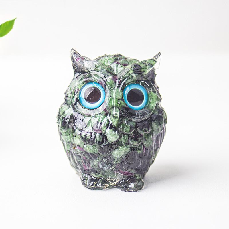 Uil als bureaudecoratie van kristalhars met glinsterende steentjes, ideaal als cadeau voor thuis of op kantoor.