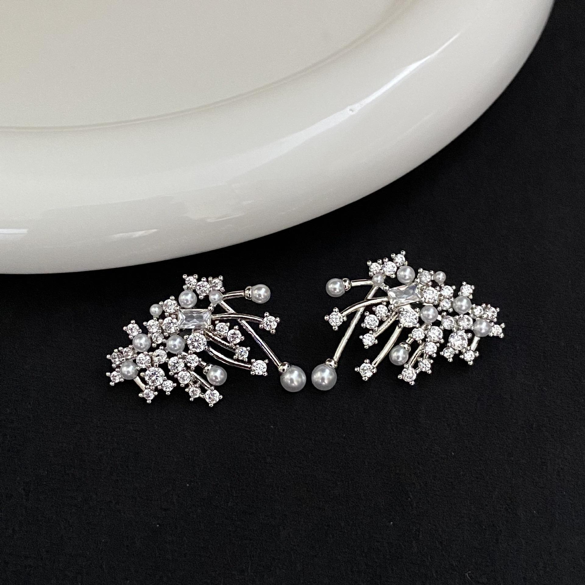 Элегантные блестящие серьги-гвоздики с цирконами, стразами и жемчугом в виде фейерверков