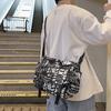 2024 Neue Street Herren- und Damen-Umhängetasche Großes Fassungsvermögen Bedruckte Schultertasche Koreanische Mode Studenten-Rucksack Aufbewahrungstasche