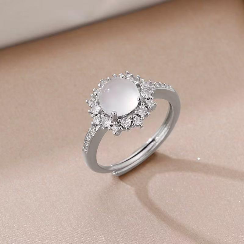 

Кольцо из белого халцедона и жадеита - Универсальный, Роскошный, Модный аксессуар ледяного типа