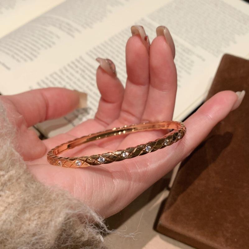 Light Luxury High-End Sense Retro Rhombus Pattern Diamond Bracelet, Medieval Small Fragrance Elegant Temperament Versatile Jewelry