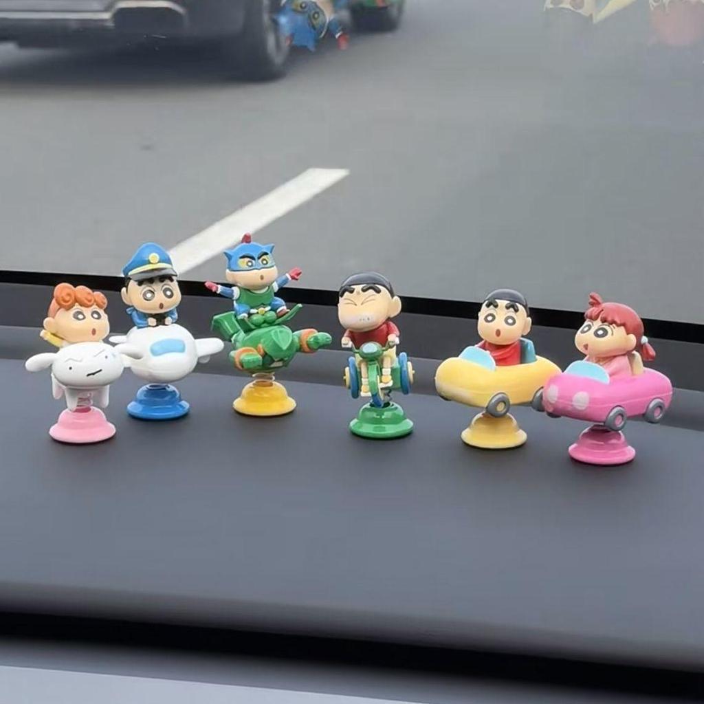 Ozdoba na deskę rozdzielczą samochodu Crayon Shin-chan – Urocza dekoracja z kreskówki i prezent redukujący stres