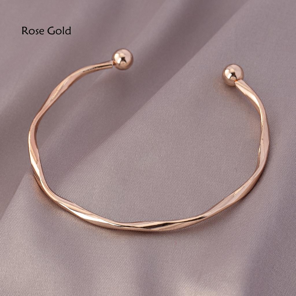 A Women's Bracelet with a Twisted Opening, Adjustable, Simple and Versatile, Suitable for Everyday Wear