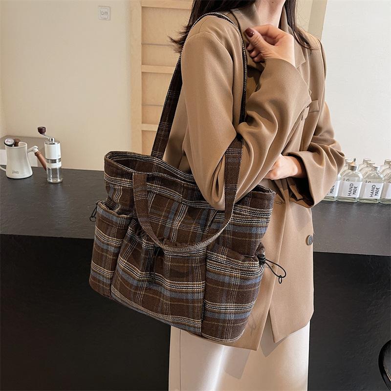 A Retro, Casual and Niche Trendy Tote Single-shoulder Bag with A Contrasting Color Checkered Pattern