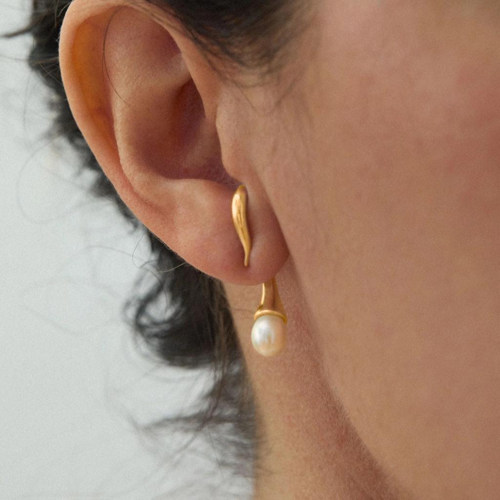 Niche Premium Drape Earrings Exquisite And Sweet Premium Metal Inlaid Pearl 925 Silver Needle Stud Earrings Personalized Earrings