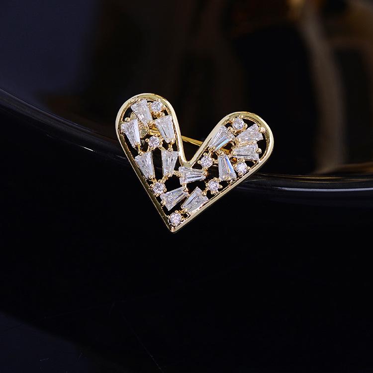 Broșă elegantă în formă de inimă anti-expunere: Broșă drăguță în stil japonez și coreean pentru corsaje și gulere la modă