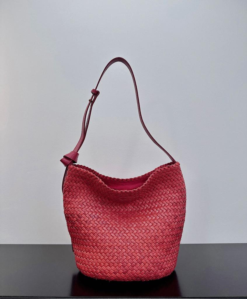 First layer vegetable tanned cowhide hand-woven bucket bag, high-end niche design, genuine leather single shoulder crossbody commuter bag for women