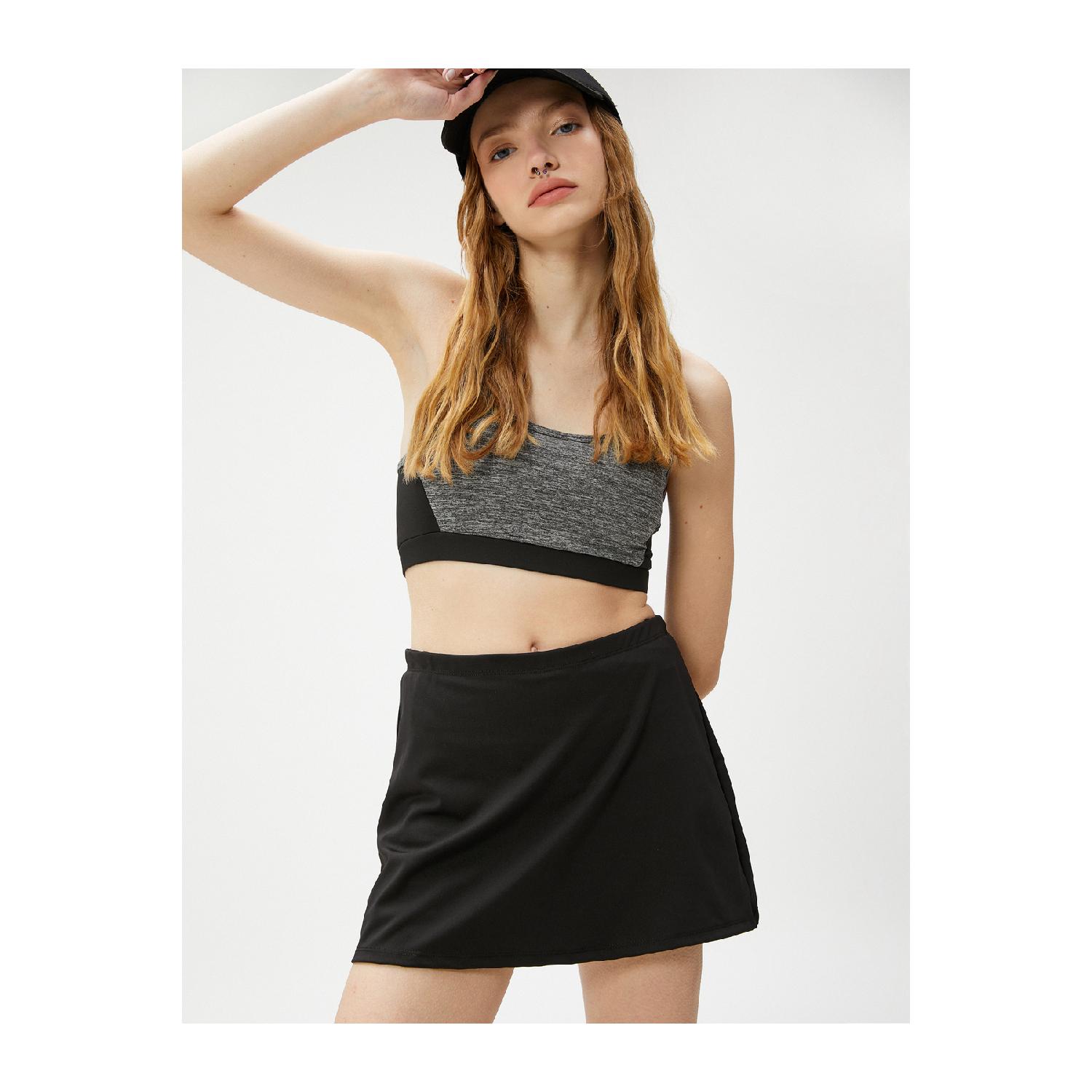 

Спортивный бюстгальтер с окном, с бретелькой на шее, облегающий крой XS