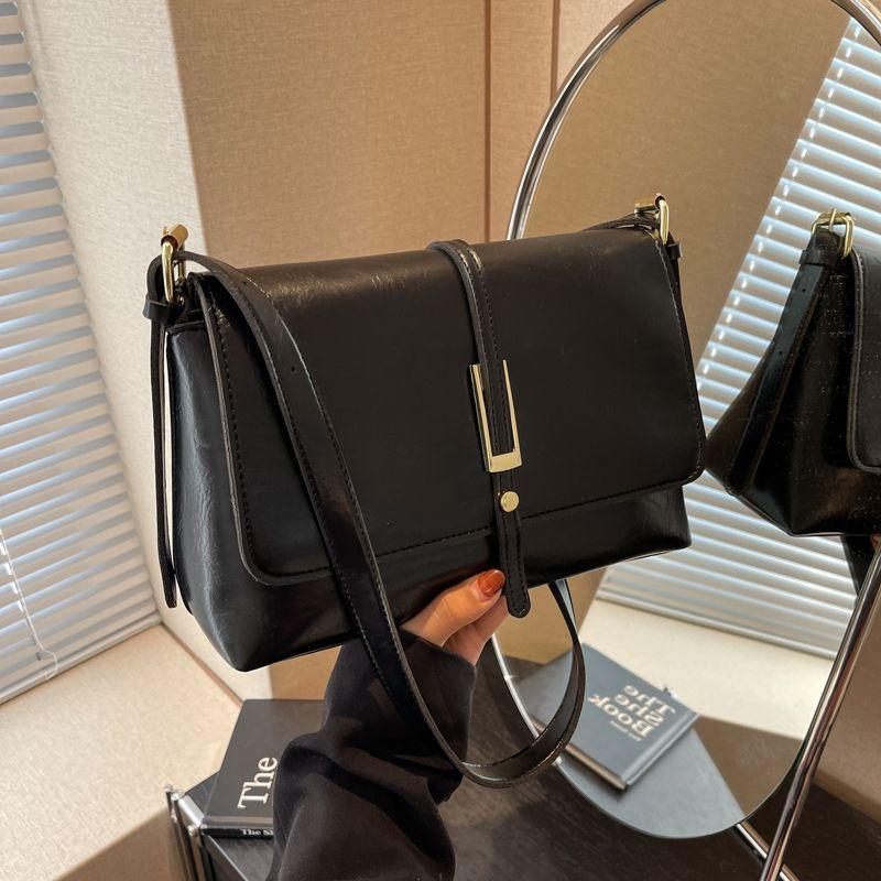 This year, popular small bags are women's new niche one-shoulder underarm bags, high-end texture commuter retro messenger bags.
