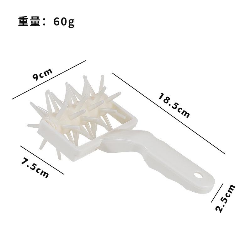 Malé nástroje do pečicí kuchyně, plastové kráječe na pizzu, mřížkové kráječe, velké a malé drátěné válečky na pizzu