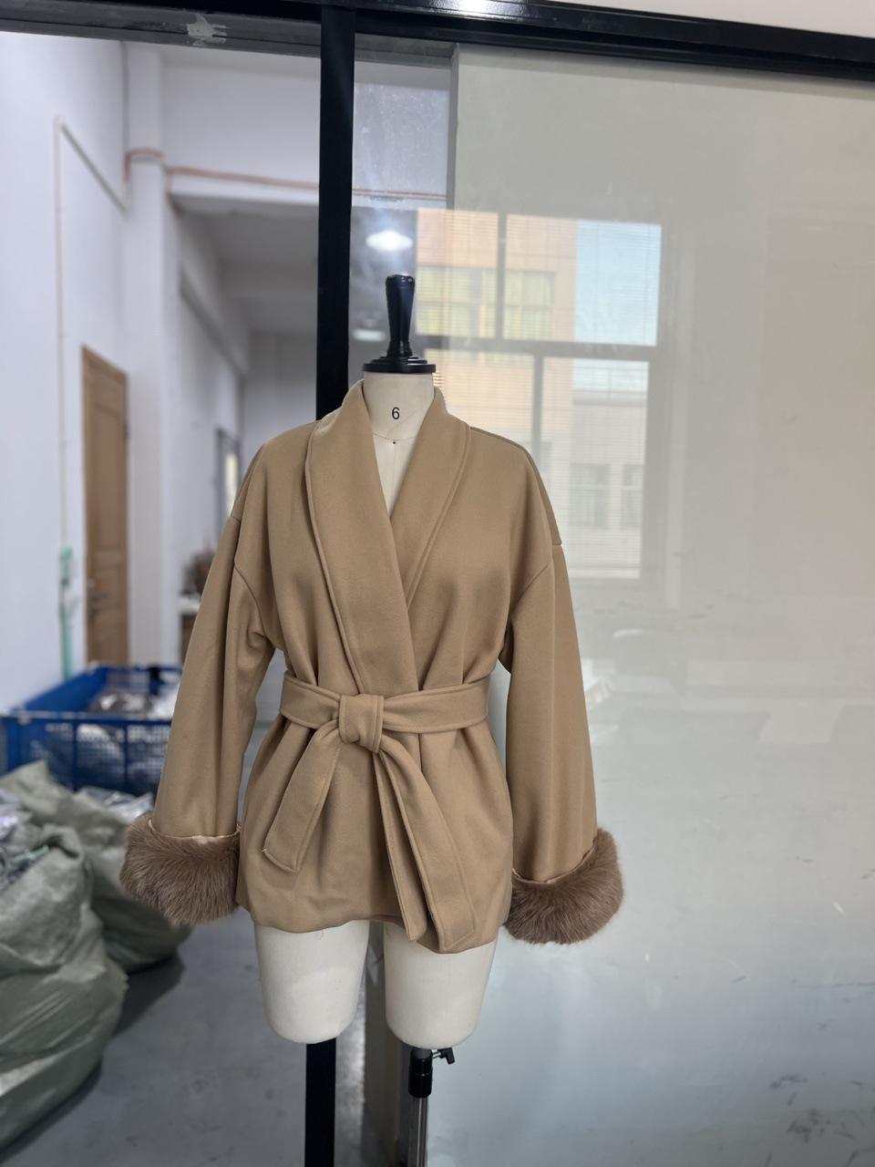 

В наличии: Весна 2025 Элегантное пальто с лацканами и поясом на талии и пушистыми манжетами Large