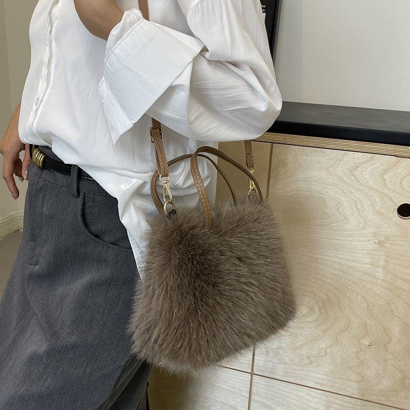 Winter Soft Faux Fur Shoulder Bags for Women Simple Pearl Chain Ladies Plush Crossbody Bags Solid Color Female Handbags Purse